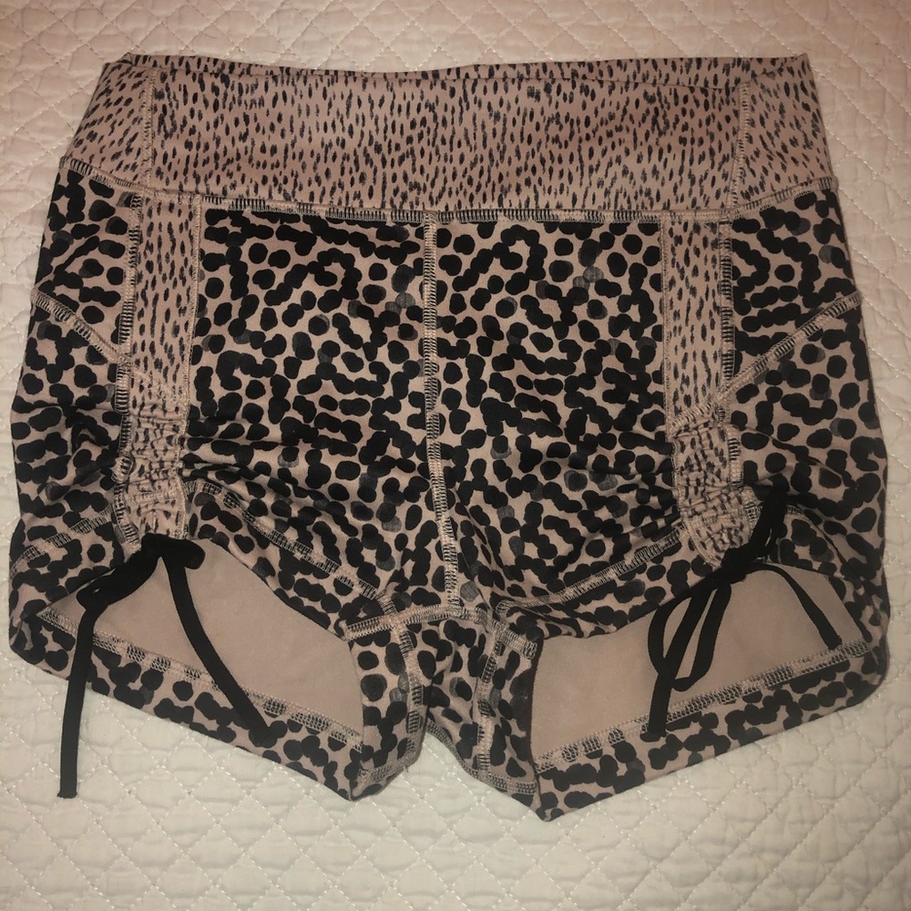 Lululemon Leopard Print Hot Shorts Sz 8